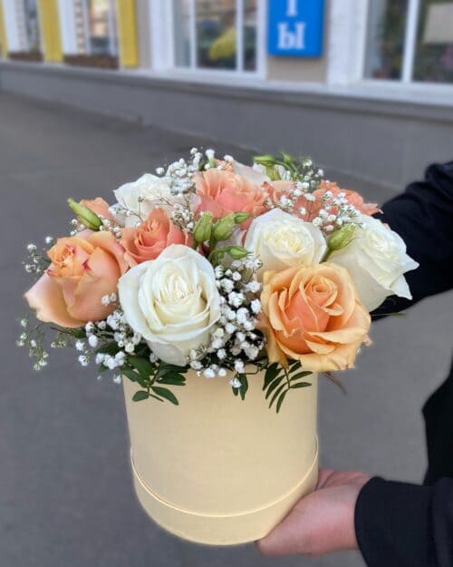 Букет в коробке в персиковых тонах