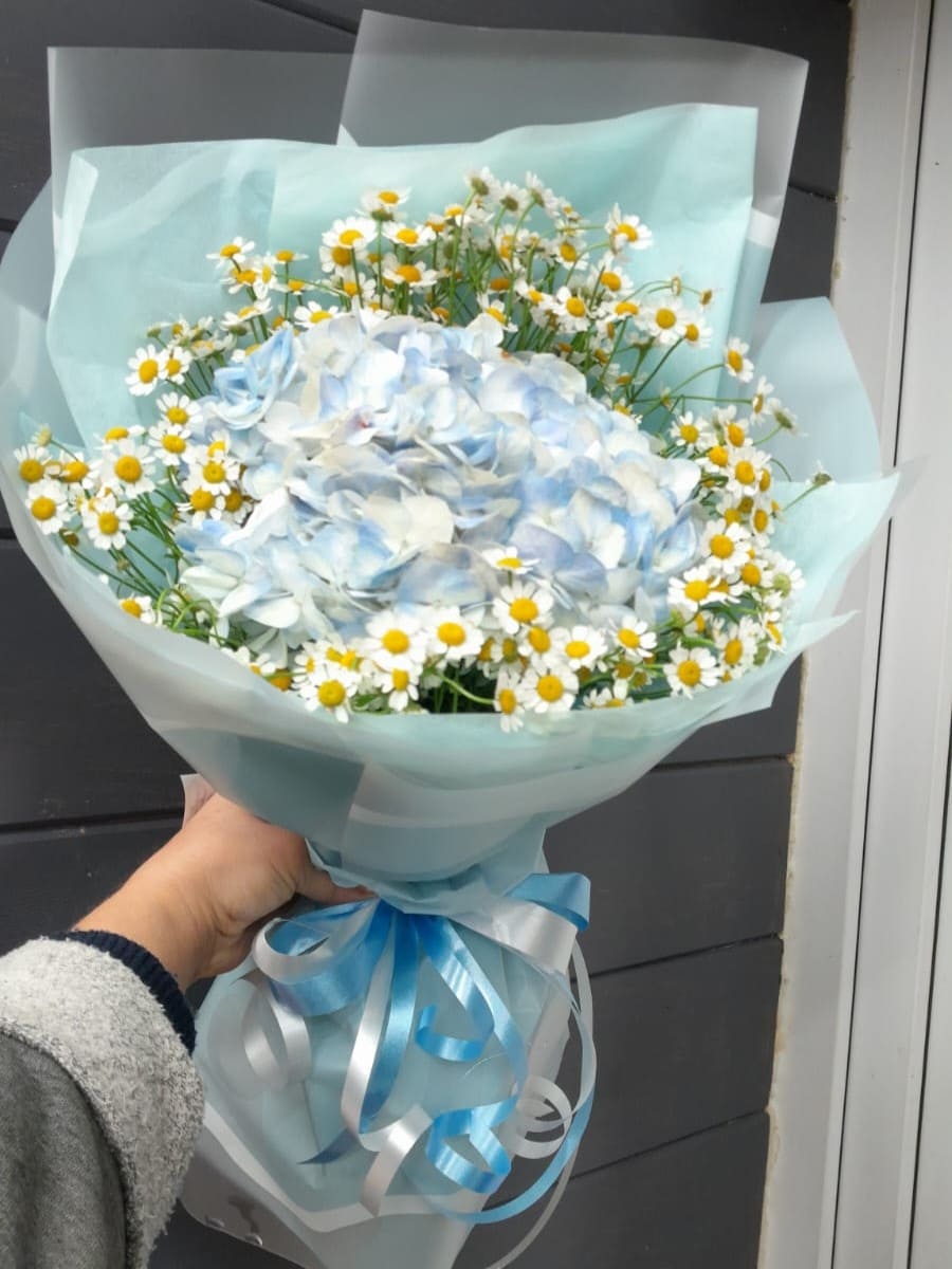 Букет из гортензий и танацетума