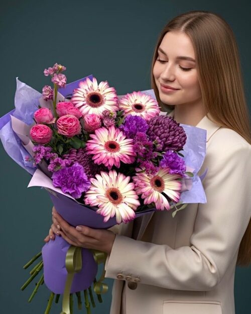 Сборный букет в сиреневой упаковке